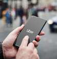 foto de mão segurando celular com o aplicativo do uber em uso  Foto: Getty Images / BBC News Brasil