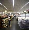 Consumidores fazem compras em supermercado em meio a restrições de combate à covid-19
09/03/2021
REUTERS/Diego Vara  Foto: Reuters