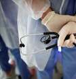 Médico segura estetoscópio numa UTI. 30/10/2020. REUTERS/Benoit Tessier  Foto: Reuters