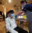 Homem recebe dose de vacina contra Covid-19, em Chesterfield, Reino Unido
03/02/2021
REUTERS/Carl Recine  Foto: Reuters