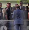 Presidente Jair Bolsonaro conversa com apoiadores na entrada do Palácio da Alvorada
17/03/2021
REUTERS/Ueslei Marcelino  Foto: Reuters