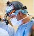 Cirurgião Ankit Bharat considera a operação um marco, por demonstrar que é possível usar de forma segura os órgãos de doadores que tiveram casos leves ou moderados de covid-19 e se recuperaram  Foto: Northwestern Medicine / BBC News Brasil