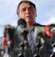 'Aqui, no Distrito Federal, toma-se medida por decreto, de estado de sítio. Das 22h às 5h, ninguém pode andar', afirmou Bolsonaro na quinta (11) em referência ao toque de recolher no DF.  Foto: REUTERS/Ueslei Marcelino / BBC News Brasil