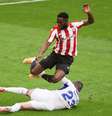 Inaki Williams do Athletic Club e Anaitz Arbilla do SD Eibar durante a partida de La Liga entre o Athletic Club e o SD EIbar, disputada no San Mames Stadium em 20 de março de 2021 em Bilbao, Espanha.  Foto: Reuters