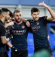 Ilkay Gundogan, do Manchester City, comemora seu primeiro gol com companheiros de equipe  Foto: Paul Ellis / Reuters