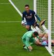 Craig Dawson, do West Ham United, reage após marcar um gol contra e o segundo para o Arsenal  Foto: Justin Tallis / Reuters