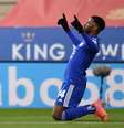 Kelechi Iheanacho, do Leicester City, comemora o gol do primeiro gol  Foto: Oli Scarff / Reuters