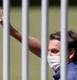 O presidente do Brasil, Jair Bolsonaro, acena ao se encontrar com apoiadores que se manifestam para comemorar seu aniversário no Palácio da Alvorada, em Brasília  Foto: Adriano Machado / Reuters