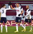 Carlos Vinicius, do Tottenham Hotspur, comemora o primeiro gol com Sergio Reguilon  Foto: Rui Vieira  / Reuters