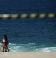 Mulher posa para foto em praia do Rio de Janeiro, apesar de fechamento para conter Covid 
20/04/2021
REUTERS/Ricardo Moraes  Foto: Reuters