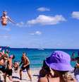 O sul da Flórida está cheio de turistas que foram passar as férias de primavera  Foto: Reuters / BBC News Brasil