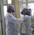Médicos de centros de referência como hospital das Clínicas, Albert Einstein e Emilio Ribas explicam que efeitos colaterais de medicamentos sem eficácia estão prejudicando o tratamento de doentes graves  Foto: REUTERS/Amanda Perobelli / BBC News Brasil