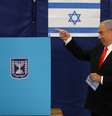 Premiê israelense, Benjamin Netanyahu, vota em Jerusalém
23/03/2021 REUTERS/Ronen Zvulun/Pool  Foto: Reuters