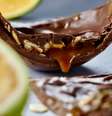 Ovo amargo, com caramelo de laranja e amêndoas (Carole Crema)  Foto: Divulgação