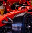 Carlos Sainz acelera nesta manhã no Bahrein com os protótipos dos pneus de 18″ da Pirelli para 2022   Foto: Pirelli / Grande Prêmio