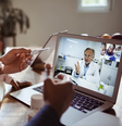 Especialistas recomendam monitorar a febre, a frequência cardíaca e a oxigenação do sangue. Se os sintomas piorarem, vale procurar uma orientação médica  Foto: Getty Images / BBC News Brasil