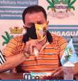 Após perder o pai e o irmão pela covid-19, o prefeito de Mongaguá fez uma transmissão ao vivo para responder aos ataques que vinha sofrendo por ter adotado medidas mais duras de isolamento social.  Foto: Reprodução/Redes Sociais / Estadão