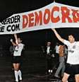 Jogadores do Corinthians se manifestam pelo fim da ditadura em uma das manifestações da 'Democracia Corintiana'  Foto: Twitter / Corinthians / Estadão