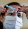 Funcionária prepara dose de vacina contra a Covid-19. 29/03/2021. REUTERS/Ueslei Marcelino. 
  Foto: Reuters