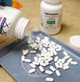 Empresas estão distribuindo medicamentos ineficazes ou sem eficácia comprovada para a covid-19; diretores dizem que empregados podem escolher tomar ou não  Foto: Getty Images / BBC News Brasil