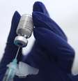 Profissional de saúde prepara dose da vacina contra Covid-19 da Pfizer e da BioNTech para aplicação em Los Angeles
07/01/2021 REUTERS/Lucy Nicholson  Foto: Reuters