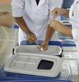 Profissionais de saúde preparam doses de vacina contra Covid-19 para aplicação em Belford Roxo
31/03/2021 REUTERS/Ricardo Moraes  Foto: Reuters