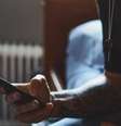 Homem usando smartphone   Foto: Manuel Del Moral/Unsplash / Tecnoblog