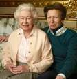 A rainha Elizabeth e a princesa Anne: mãe e filha são bastante apegadas às tradições seculares da monarquia  Foto: Divulgação/Família Real do Reino Unido