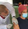 Pato recebe a primeira dose da vacina contra a covid-19  Foto: Reprodução/Instagram / Estadão