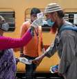 Profissional de saúde checa temperatura e pulso de passageiro em estação ferroviária de Mumbai, na Índia
07/04/2021 REUTERS/Francis Mascarenhas  Foto: Reuters