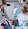 O médico Eric Genden e a paciente Sonia Sein, que recebeu transplante inédito de traqueia de um doador. Ela havia sofrido danos graves ao ser submetida a intubação após um ataque de asma  Foto: Mount Sinai Health System / BBC News Brasil