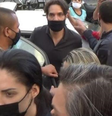 Dr Jairinho (saindo do carro) e Monique (à frente na foto), presos nesta quinta, estão sendo acusados de atrapalhar as investigações sobre a morte do filho dela  Foto: Alamy / BBC News Brasil