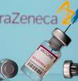 Frascos rotulados como de vacina da AstraZeneca contra Covid-19 em frente ao logo da empresa em foto de ilustração
14/03/2021 REUTERS/Dado Ruvic  Foto: Reuters