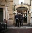 Polícia na frente de restaurante em Roma
 7/4/2021   REUTERS/Yara Nardi  Foto: Reuters