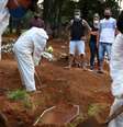 Mulher que morreu de covid-19 é sepultada no cemitério de Vila Formosa, em São Paulo
23/03/2021
REUTERS/Amanda Perobelli  Foto: Reuters