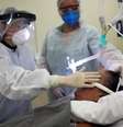 Cirurgiã dentista trata paciente com covid-19 em UTI de hospital em São Paulo
08/04/2021
REUTERS/Amanda Perobelli  Foto: Reuters