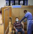 Homem recebe dose de vacina contra Covid-19 em mesquita em Londres
28/03/2021 REUTERS/Henry Nicholls  Foto: Reuters