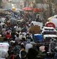Pessoas caminham em mercado lotado nos arredores de Délhi, na Índia, em meio à pandemia do coronavírus
06/04/2021 REUTERS/Anushree Fadnavis  Foto: Reuters