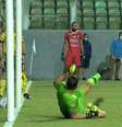 Pênalti de Adílson Bahia, do Ferroviário, bateu no chão dentro do gol, mas juiz não validou e acabou eliminada da Copa do Brasil  Foto: Reprodução / SporTV / Estadão