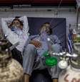 Os hospitais estão lotados de pacientes, às vezes com dois por leito  Foto: Reuters / BBC News Brasil