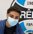 Adriano, filho do ex-jogador Adriano Imperador, assina contrato com o Grêmio  Foto: Reprodução / Estadão