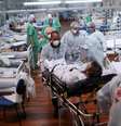 Paciente com Covid-19 é transferido em hospital de campanha em Santo André (SP)
07/04/2021
REUTERS/Amanda Perobelli  Foto: Reuters