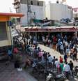 Pessoas fazem fila em frente a loja de bebidas em Nova Délhi depois de governo local decretar seis dias de lockdown para frear disseminação do coronavírus
19/04/2021 REUTERS/Adnan Abidi  Foto: Reuters