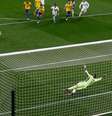 Karim Benzema marca o primeiro de seus dois gols, na vitória do Real Madrid sobre o Cádiz, por 3 a 0, pelo campeonato espanhol. 21/4/2021 REUTERS/Jon Nazca  Foto: Reuters