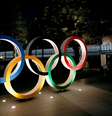 Os anéis olímpicos são iluminados em frente ao Estádio Nacional de Tóquio, no Japão  Foto: Kim Kyung-Hoon / Reuters
