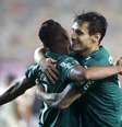 Palmeiras, de Raphael Veiga (d), arranca para tentar o segundo título consecutivo da Libertadores  Foto: Raul Sifuentes / Reuters