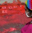 Protesto contra Bolsonaro em Manaus com fotos de políticos cobertas com tinta vermelha, representando sangue, em Manaus
 23/4/2021 REUTERS/Bruno Kelly  Foto: Reuters