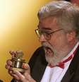 John JB Wilson, cocriador do Framboesa de Ouro, ostenta a estatueta da premiação  Foto: Getty Images / BBC News Brasil