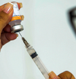 Nenhuma vacina oferece proteção de 100% contra doenças, mas reduz — e muito — as chances de infecção, hospitalização e mortes  Foto: Getty Images / BBC News Brasil