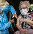 Dona Margarete Sequeira de 87 anos de idade, residente da cidade de Niterói (RJ), recebe sua segunda dose da vacina CoronaVac no Drive-Thru do campus do UFF - Gragoatá  Foto: Gabriel Bastos / Futura Press